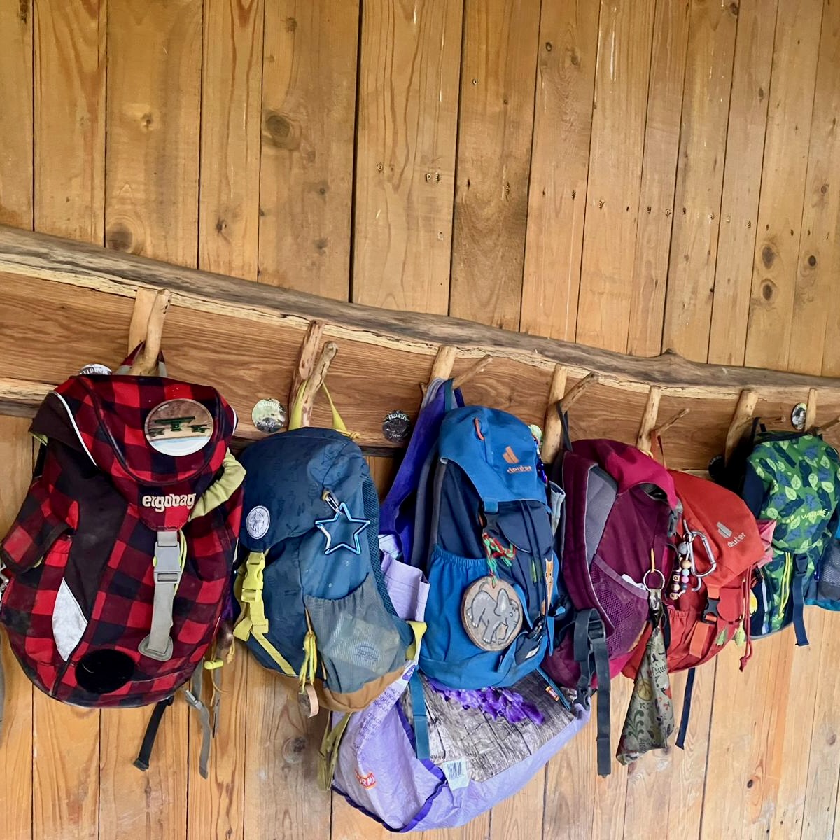 Garderobe im Wald-Design für die Kinder der DIESPECKMÄUSE