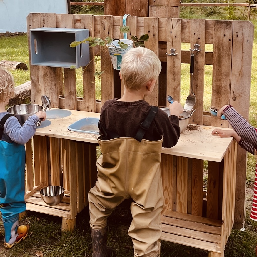Matschküche zum Spielen im Außenbereich
