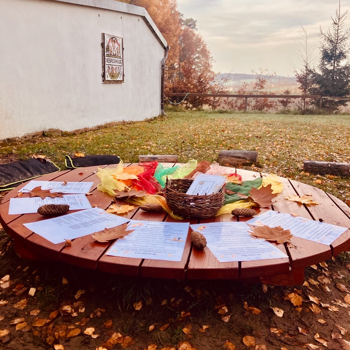 Tisch für den Morgenkreis der Kinder im Außenbereich