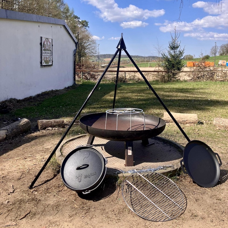Großer Kochtopf mit Dreibein an der Feuerstelle